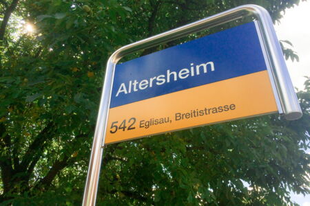 Bushaltestelle Altersheim, Linie 542